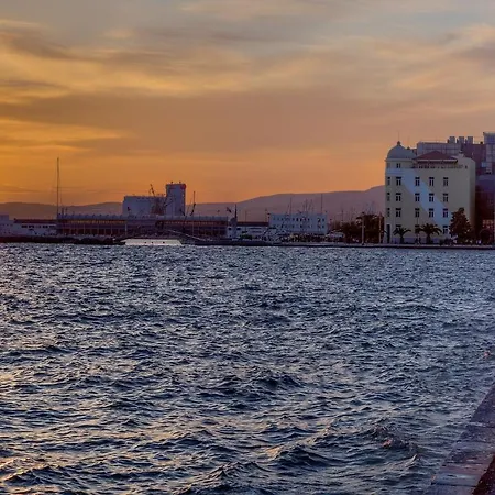 Center Luxury Apartment Volos